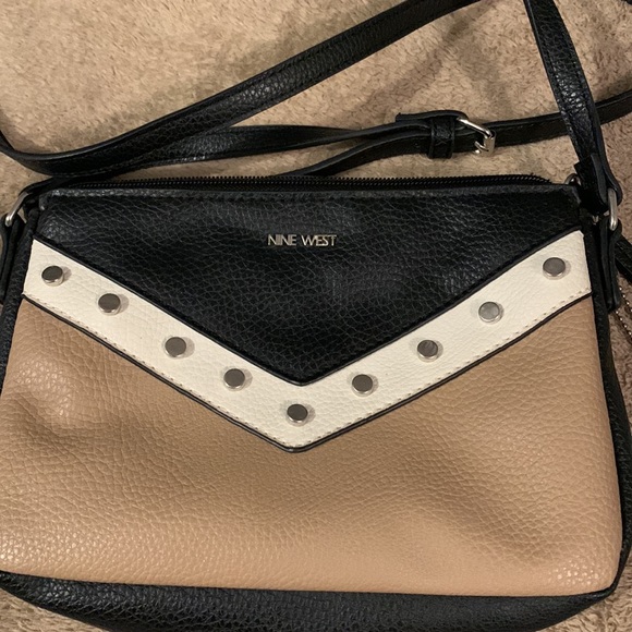 Nine West Leather crossbody purse. 10” in approximate length. Zipper closure. - Picture 2 of 7